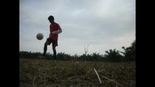 preview picture of video 'Juggling Bola with Hudan Muttaqin Latif'