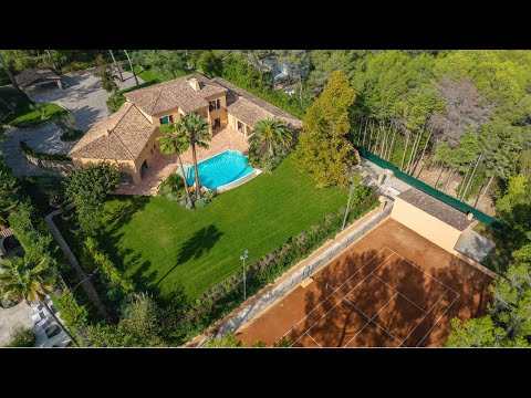 Property in Mougins with his private tennis⎪David and Partners Luxury Real Estate Institution