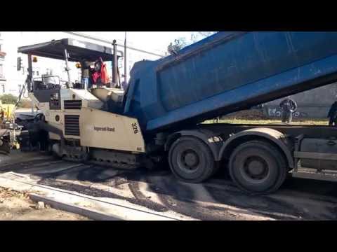 Układanie asfaltu. Załadunek asfaltu do maszyny Ingersoll-Rand. Warszawa