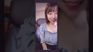 【インスタライブ】美人配信者の谷間胸チラ