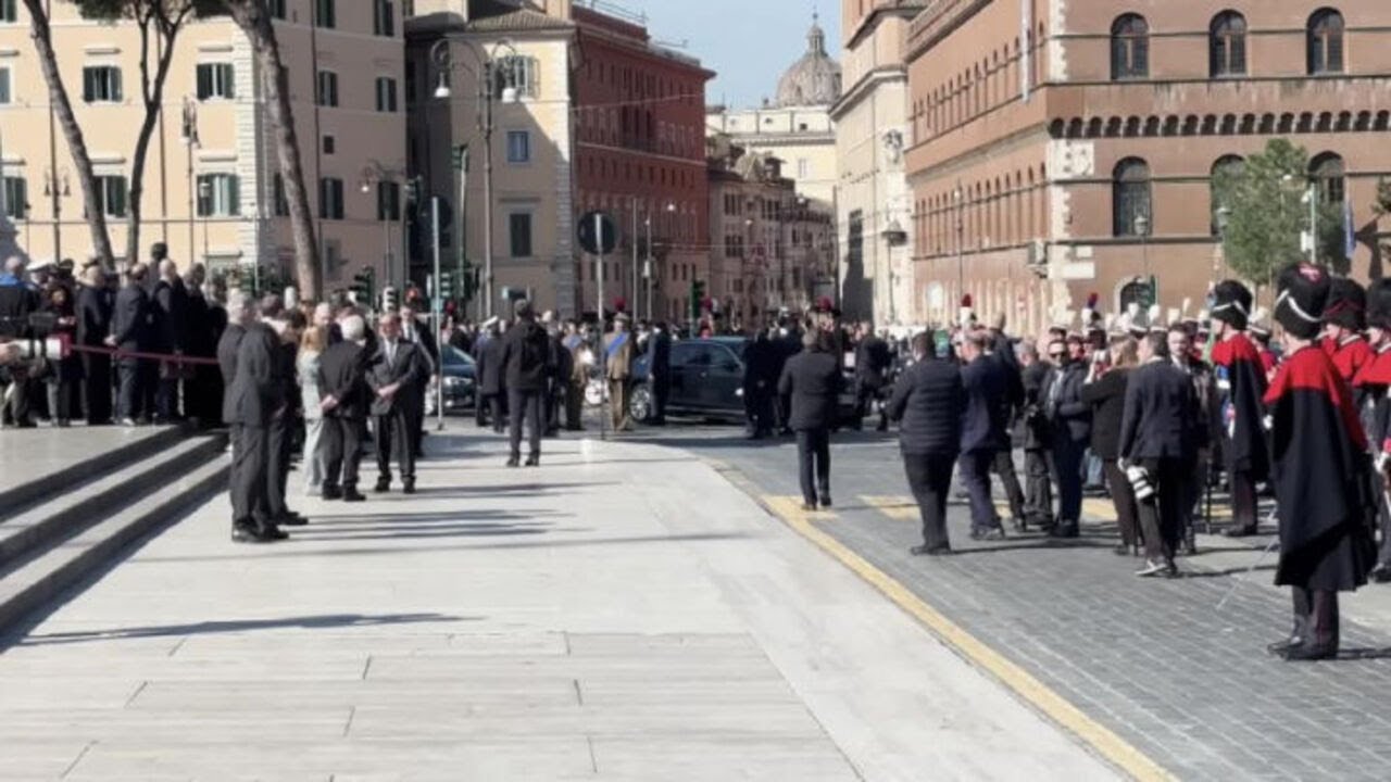 L'arrivo di Mattarella all'Altare della Patria per la Giornata dell'Unità Nazionale