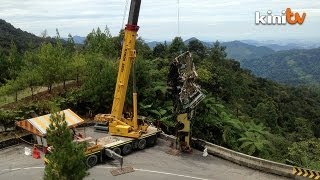 Download lagu Puing-puing bus Genting berhasil dikeluarkan dari jurang. mp3