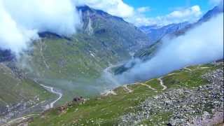 preview picture of video 'heavy fog rolling downslope on rohtang pass manali'