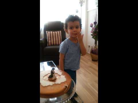 Johannes comeu o bolo do dia do pastor ( pai )
