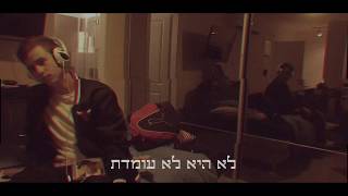 רוקדת