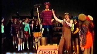 Wim Sonneveld zingt in een show van Mies Bouwan het liedje Loflied op Dora Samen met een