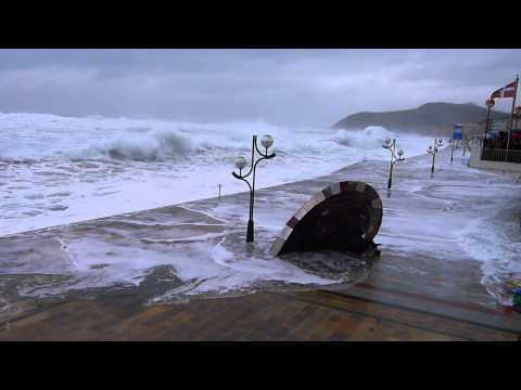 Olas muy grandes y mareas muy vivas en zarautz 3-3-2014 ( Con alerta roja)