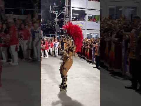 Rainha Viviane Araújo e a bateria do Salgueiro no Desfile Carnaval 2023