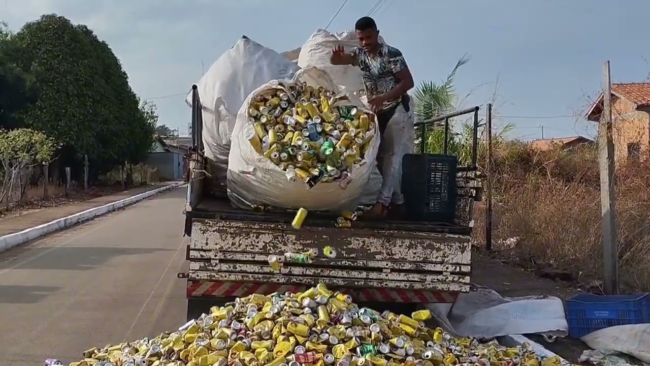 lata de alumínio. Mostrando como fasso para diminuir o volume de lata.