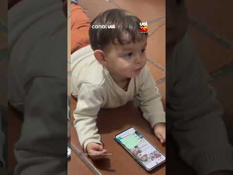 Bebê protagoniza cena engraçada ao mandar áudio em “língua própria” para o avô