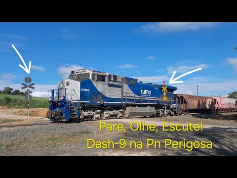 TREM RUMO COM DASH-9 EM RESERVA-Pr COM VAGÕES GRANELEIROS VAZIOS NA MALHA SUL FERROVIÁRIA