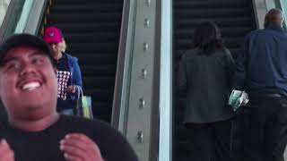 tocando as mos na escada rolante hehe