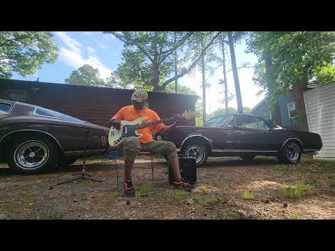 quick peak @ my 1962 Squier reissue jazz bass w/ tone monster pickups