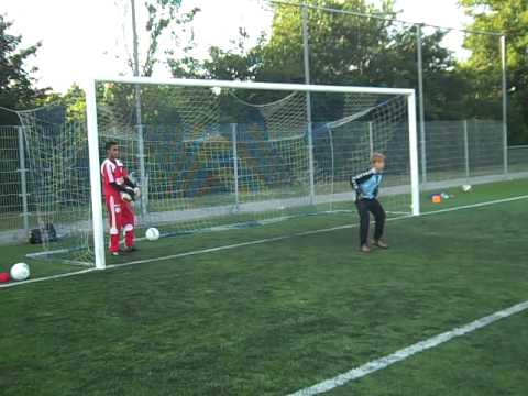 Kay Hilverink in keepertraining bij Arben Kasolli