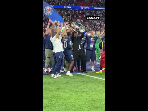 Kimpembe célèbre avec le PSG 🥹