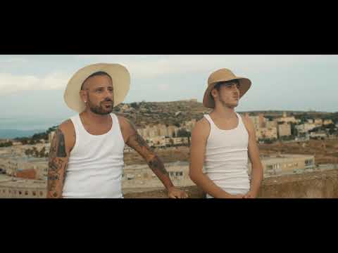 Video thumbnail for Cappello di paglia e canottiera