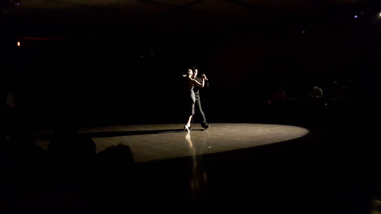 Carlos Espinosa y Noelia Hurtado bailan Sábado Inglés con la orquesta de Juan Maglio en La Viruta