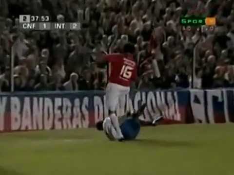 Ediglê chutando Uruguaio