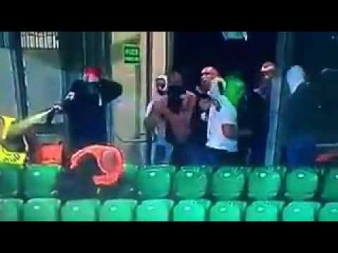 Legia - Borussia. Gaz na trybunie. Zadyma w sektorze Niemców. Na kanale film w lepszej jakości