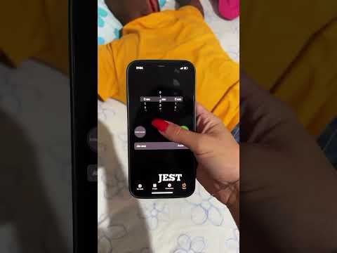 Ta dziewczyna wie, jak odblokować iPhone'a.