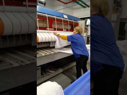 IMPRESIONANTE MÁQUINA QUE DOBLA Y PLANCHA LAS SÁBANAS