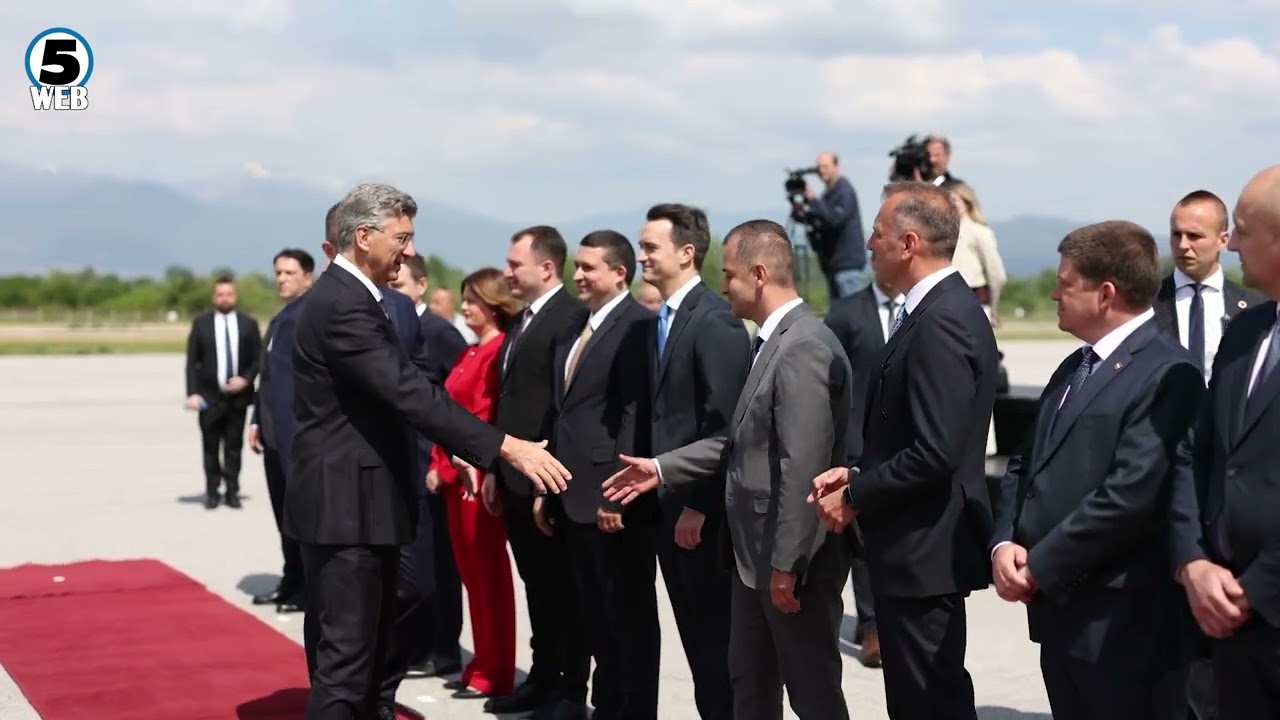 Премиерот Мицкоски на охридскиот аеродром го пречека својот гостин хрватскиот премиер Пленковиќ
