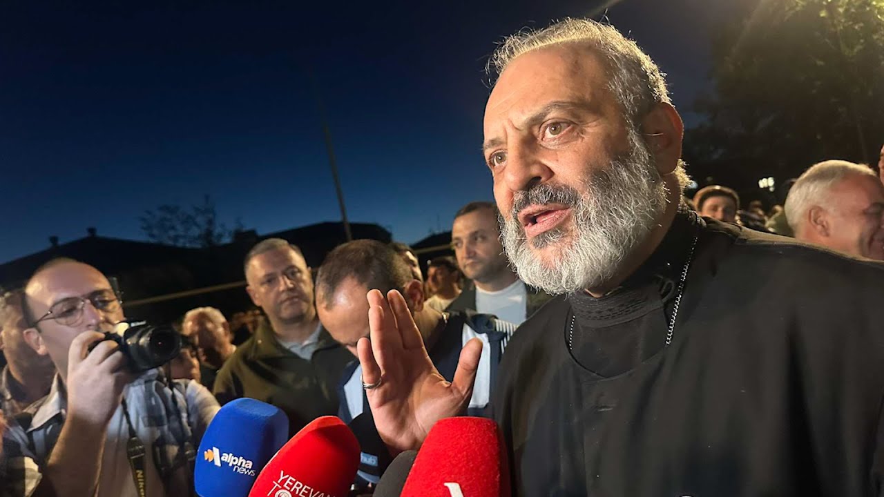 Այ էս ձեռքիս մեջ ա Նիկոլի հեռացումը. Բագրատ Սրբազան