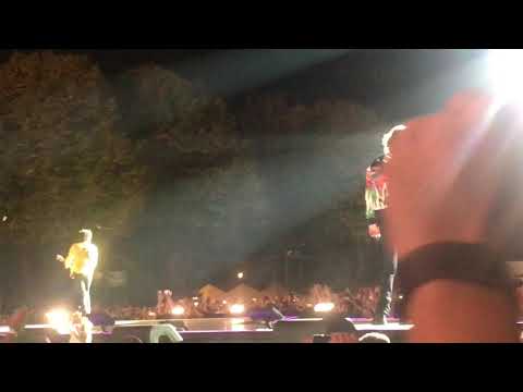 Rolling Stones a Lucca: l'abbraccio fra Keith Richards e Ronnie Wood