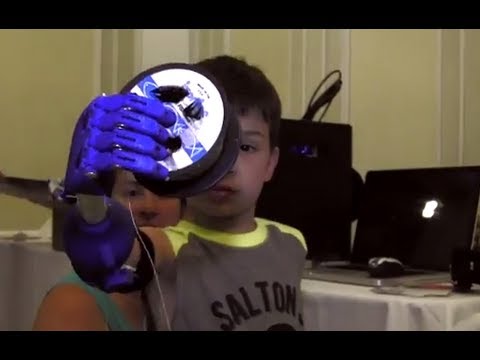 e-NABLE - 3Dプリンターで子供たちのために作られた義手をボランティアが提供 (e-NABLE - volunteers offer prosthetic hands made for children by 3D printers)