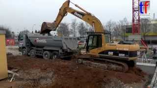 preview picture of video 'CATERPILLAR 322C LN @ Work, Fa. Feess, Fellbach, Germany, 19.02.2015.'