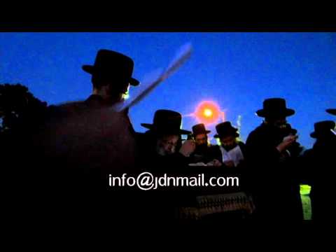 Spinka Rebbe Saying Tashlich Tishrei 5773