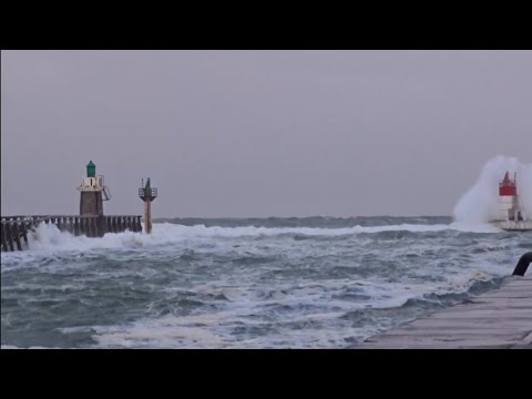 TEMPETE CAPBRETON, HOSSEGOR, LE PHARE EST PRIS "D'ASSAUT" PAR LES GROSSES VAGUES