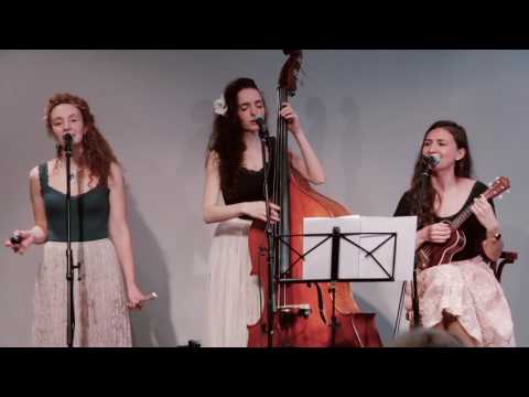 Amelie Acoustic Trio - La Isla Bonita (Madonna cover)