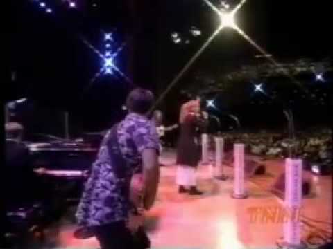 Kinley's sing "Please" on the Opry