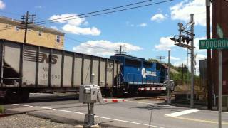 preview picture of video 'Norfolk Southern with Conrail lead in Sinking Spring'