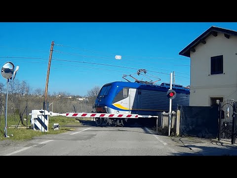Passaggio a livello Ovada Coinova (AL) treno in transito #passaggioalivello #levelcrossing #踏み切り