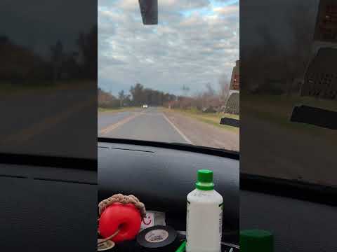 En ruta escuchando radio.