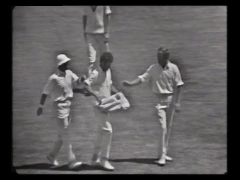 JOHN SNOW 7-40 AUSTRALIA v ENGLAND 4th TEST MATCH SYDNEY JANUARY 13 & 14 1971