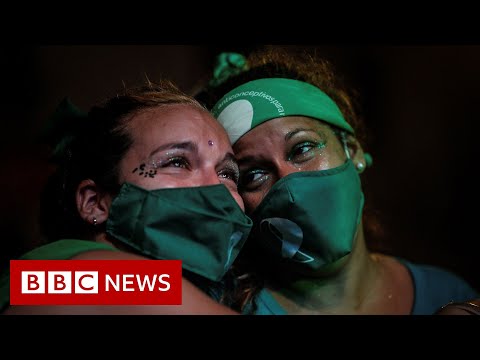 アルゼンチンの中絶合法化投票を祝う活動家たち - BBC ニュース (Activists celebrate Argentina vote to legalise abortion - BBC News)