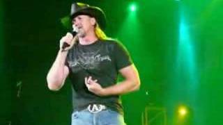 Trace Adkins performing Ladies Love Country Boys