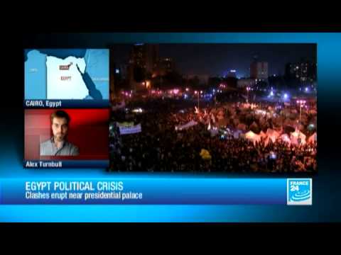 Egypt political crisis after Morsi's decree : clashes erupt near presidential palace