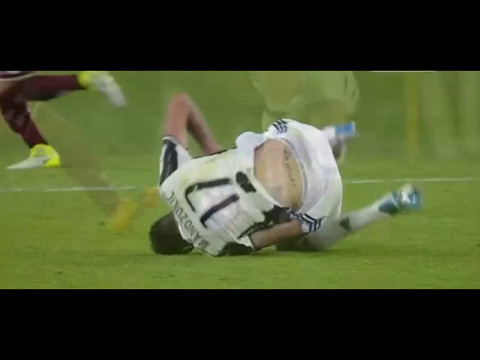 Falloo di Acquah su Mandzukic durante Juventus vs Torino 1-1 Serie A