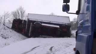 preview picture of video 'LKW rutscht am Helmscheider Berg in den Graben'