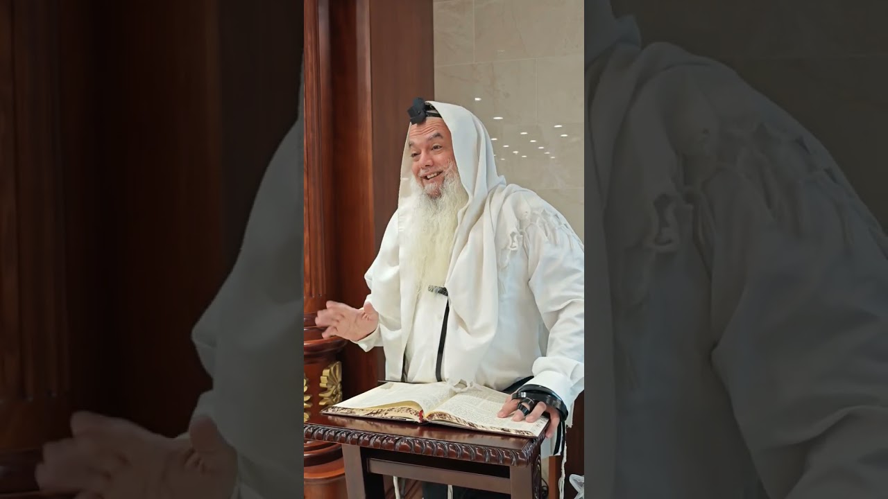 האם חתן הסמוך על שולחן אביו ביום חופתו צריך לברך על הדלקת נרות חנוכה?