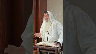 האם חתן הסמוך על שולחן אביו ביום חופתו צריך לברך על הדלקת נרות חנוכה? (הרב יגאל כהן) - התמונה מוצגת ישירות מתוך אתר האינטרנט יוטיוב. זכויות היוצרים בתמונה שייכות ליוצרה. קישור קרדיט למקור התוכן נמצא בתוך דף הסרטון