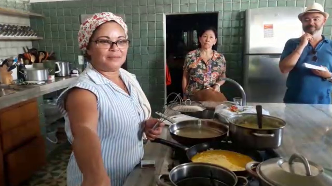 Imagem: Aprenda a fazer uma omelete de taioba com A Fátima, cozinheira da Fazenda Alliança