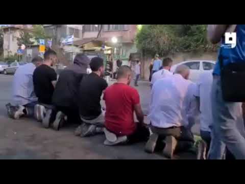 مستوطنون يؤدون طقوس تلمودية ويحاولون استفزاز الفلسطينيين بعد أدائهم صلاة المغرب في حي الشيخ جراح