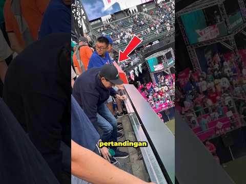 Pria ini pakai cara cerdik ambil bola baseball 😱⚾