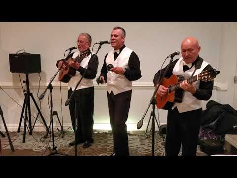 El Trio Rosal cantan  "Amorcito Corazon"