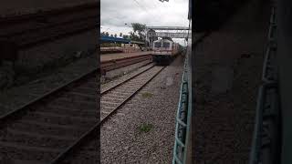 preview picture of video 'Shatabadi Express overtaking Rajyarani Express, Mysore'